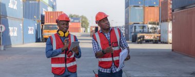 Ustabaşı ya da işçi konteyner kargo alanında çalışıyor. Konteynırdaki malları kontrol ediyor. Ustabaşı ya da işçi konteynırları kontrol ediyor. Lojistik ve nakliye