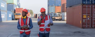 Ustabaşı ya da işçi konteyner kargo alanında çalışıyor. Konteynırdaki malları kontrol ediyor. Ustabaşı ya da işçi konteynırları kontrol ediyor. Lojistik ve nakliye