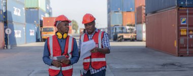 Ustabaşı ya da işçi konteyner kargo alanında çalışıyor. Konteynırdaki malları kontrol ediyor. Ustabaşı ya da işçi konteynırları kontrol ediyor. Lojistik ve nakliye