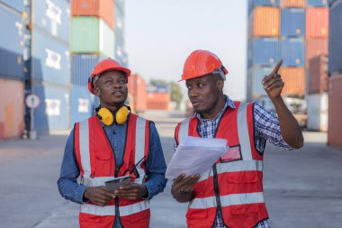 Ustabaşı ya da işçi konteyner kargo alanında çalışıyor. Konteynırdaki malları kontrol ediyor. Ustabaşı ya da işçi konteynırları kontrol ediyor. Lojistik ve nakliye