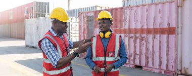 Ustabaşı ya da işçi konteyner kargo alanında çalışıyor. Konteynırdaki malları kontrol ediyor. Ustabaşı ya da işçi konteynırları kontrol ediyor. Lojistik ve nakliye