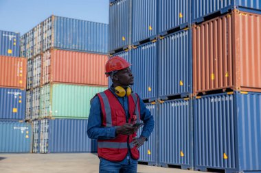 Ustabaşı ya da işçi konteyner kargo alanında çalışıyor. Konteynırdaki malları kontrol ediyor. Ustabaşı ya da işçi konteynırları kontrol ediyor. Lojistik ve nakliye