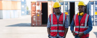 Ustabaşı ya da işçi konteyner kargo alanında çalışıyor. Konteynırdaki malları kontrol ediyor. Ustabaşı ya da işçi konteynırları kontrol ediyor. Lojistik ve nakliye