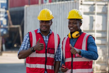 Ustabaşı ya da işçi konteyner kargo alanında çalışıyor. Konteynırdaki malları kontrol ediyor. Ustabaşı ya da işçi konteynırları kontrol ediyor. Lojistik ve nakliye