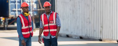 Ustabaşı ya da işçi konteyner kargo alanında çalışıyor. Konteynırdaki malları kontrol ediyor. Ustabaşı ya da işçi konteynırları kontrol ediyor. Lojistik ve nakliye