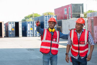 Ustabaşı ya da işçi konteyner kargo alanında çalışıyor. Konteynırdaki malları kontrol ediyor. Ustabaşı ya da işçi konteynırları kontrol ediyor. Lojistik ve nakliye