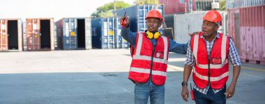 Ustabaşı ya da işçi konteyner kargo alanında çalışıyor. Konteynırdaki malları kontrol ediyor. Ustabaşı ya da işçi konteynırları kontrol ediyor. Lojistik ve nakliye