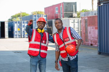 Ustabaşı ya da işçi konteyner kargo alanında çalışıyor. Konteynırdaki malları kontrol ediyor. Ustabaşı ya da işçi konteynırları kontrol ediyor. Lojistik ve nakliye