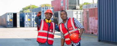 Ustabaşı ya da işçi konteyner kargo alanında çalışıyor. Konteynırdaki malları kontrol ediyor. Ustabaşı ya da işçi konteynırları kontrol ediyor. Lojistik ve nakliye