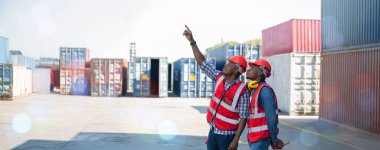 Ustabaşı ya da işçi konteyner kargo alanında çalışıyor. Konteynırdaki malları kontrol ediyor. Ustabaşı ya da işçi konteynırları kontrol ediyor. Lojistik ve nakliye