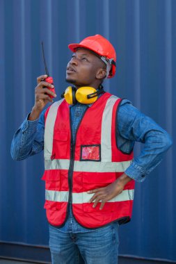 Ustabaşı ya da işçi konteyner kargo alanında çalışıyor. Konteynırdaki malları kontrol ediyor. Ustabaşı ya da işçi konteynırları kontrol ediyor. Lojistik ve nakliye