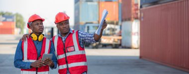 Ustabaşı ya da işçi konteyner kargo alanında çalışıyor. Konteynırdaki malları kontrol ediyor. Ustabaşı ya da işçi konteynırları kontrol ediyor. Lojistik ve nakliye