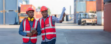 Ustabaşı ya da işçi konteyner kargo alanında çalışıyor. Konteynırdaki malları kontrol ediyor. Ustabaşı ya da işçi konteynırları kontrol ediyor. Lojistik ve nakliye