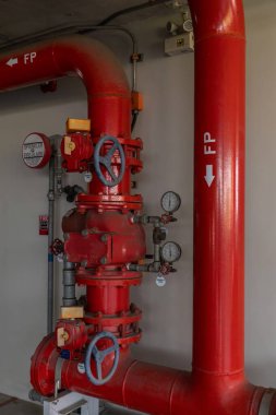 Yangın söndürme sistemi kurulumunda alarm kontrol vanası var. Yangın söndürme sistemi ve yangın ekipmanları odası..