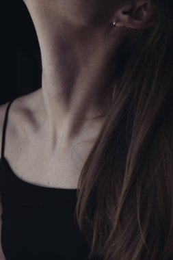 Genç ve güzel bir kadının çıplak boyun omzu ve köprücük kemiği. Uzun saçlı. Doğal güzellik konsepti. Kişisel bakım konsepti. Kendin ve vücudun için sevgi