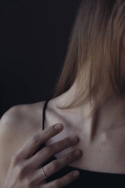 Genç ve güzel bir kadının çıplak boyun omzu ve köprücük kemiği. Uzun saçlı. Doğal güzellik konsepti. Kişisel bakım konsepti. Kendin ve vücudun için sevgi