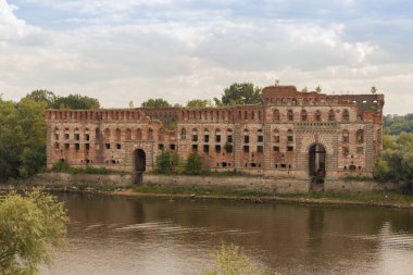 Ambarın kalıntıları - Modlin Kalesi (Twierdza Modlin), Polonya 'da 19. yüzyıldan kalma büyük kaleler. Varşova 'nın 50 km kuzeyinde, Narew nehri üzerindeki Modlin ilçesi Nowy Dwor Mazowiecki' de yer almaktadır..