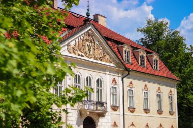 Ağacı olan eski güzel bir kale