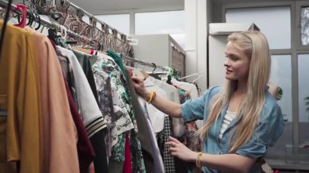 Faire Shopping Dans Magasin Vêtements Une Nouvelle Collection Vêtements Par — Video