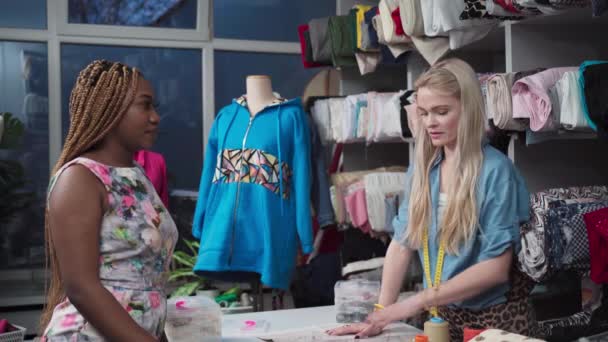 Projet International Couture Réalisé Par Une Africaine Une Européenne Dans — Video