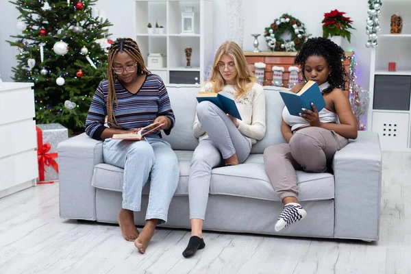 Students Reading Book Reminded What Christmas Carols Christmas Fellow Students — Stock Photo, Image