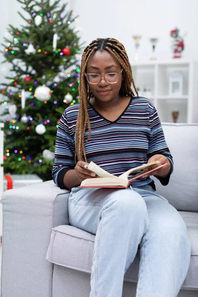 Перед Різдвом Темношкіра Дівчина Читає Історії Книзі Вільний Час Різдвяна — стокове фото