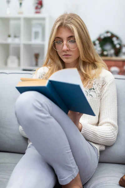 Блондинка Окулярах Сидить Дивані Читає Читання Різдвяний Декор Студент Вивчає — стокове фото