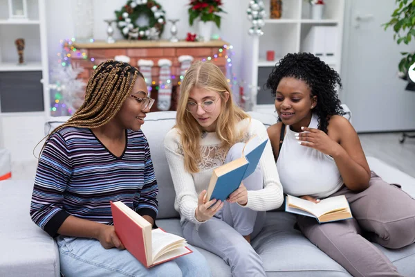 Дівчата Читають Смішні Уривки Книзі Показують Один Одному Різдвяний Декор — стокове фото