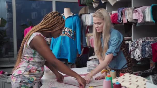 Международный Проект Пошива Одежды Выполненный Африканской Европейской Женщиной Совместном Ателье — стоковое видео
