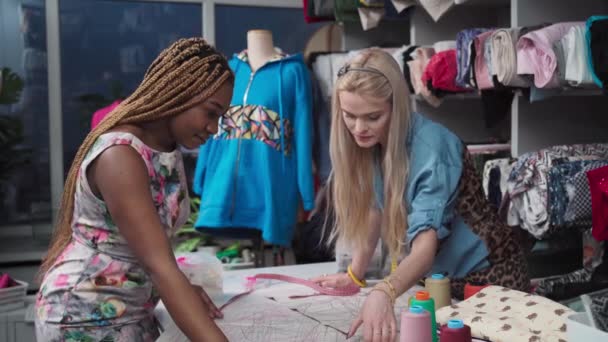 Een Tailoring Business Gerund Door Een Afrikaanse Europese Vrouw Een — Stockvideo