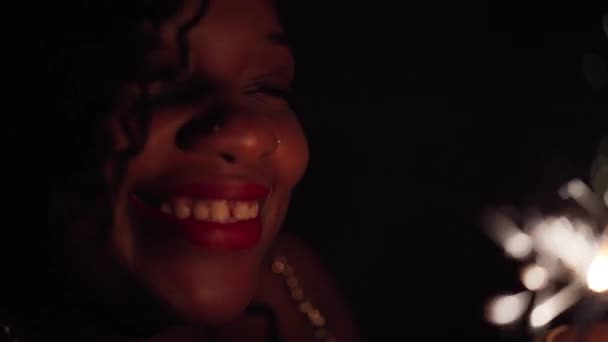 Новогоднее Настроение Благодаря Холодным Пожарам Улыбающаяся Темнокожая Девушка Африканские Женщины — стоковое видео