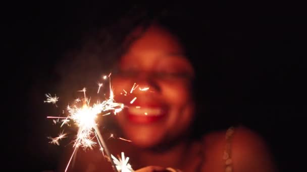 Nieuwjaarsvreugde Plezier Met Koude Vuren Het Gezicht Van Een Donkere — Stockvideo