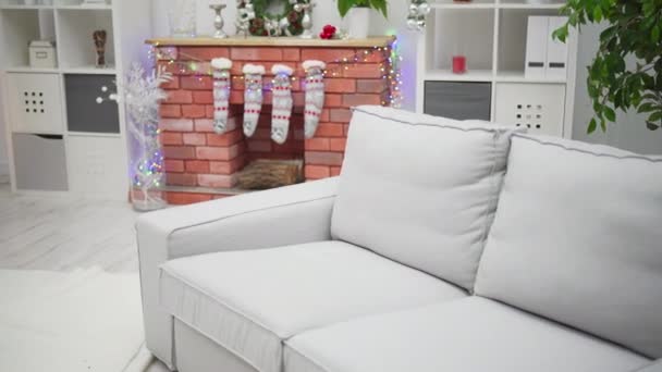 Chimenea Decorada Para Época Adviento Con Calcetines Navidad Luces Del — Vídeo de stock