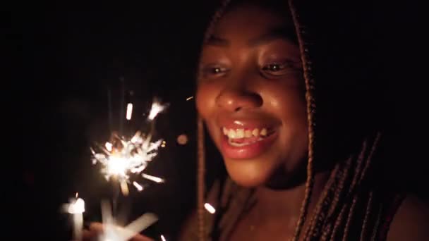 Uma Menina Pele Escura Cheia Alegria Sorri Olhando Para Chamas — Vídeo de Stock