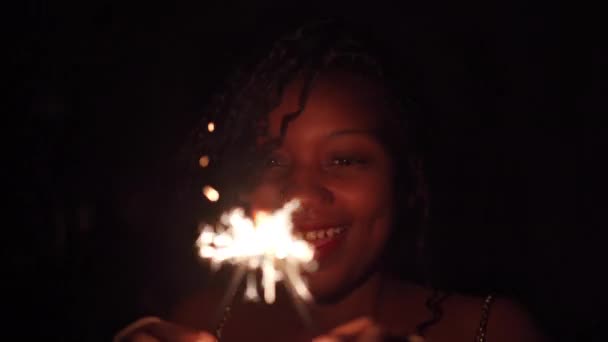 로인해 바뀌었다 피부의 불꽃에 조명을 아프리카 여자들 — 비디오