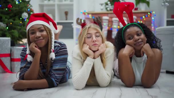 Трое Друзей Африки Европы Международный Мир Рождества Девушки Одетые Рождественские — стоковое видео