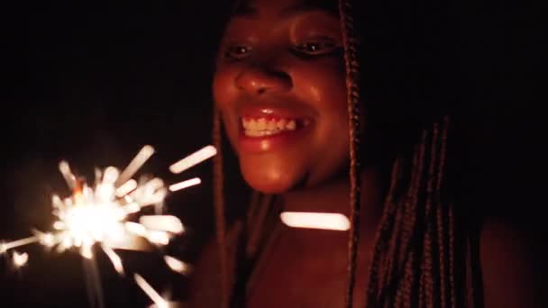 Una Chica Piel Oscura Llena Alegría Sonrisas Mirando Los Fuegos — Vídeo de stock