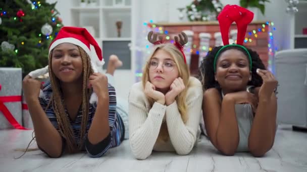 三个来自非洲和欧洲的朋友 圣诞节的国际世界 穿着圣诞标志的女孩 — 图库视频影像