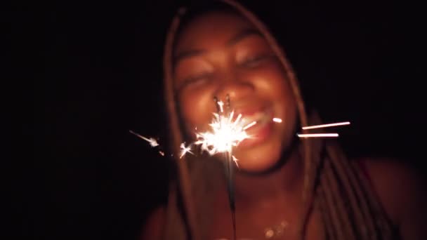 Ένα Μελαχρινό Κορίτσι Γεμάτο Χαρά Και Χαμόγελα Ατενίζει Τις Φλόγες — Αρχείο Βίντεο