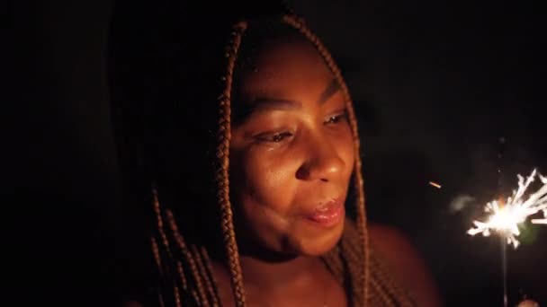 Une Femme Africaine Tient Feu Hiver Brûlant Dans Main Devant — Video