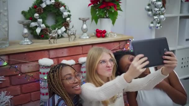 Amigos Sonrientes Diferentes Continentes Tomando Video Selfie Contra Chimenea Navidad — Vídeos de Stock