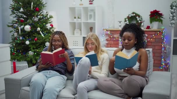 Дівчата Шукають Смішні Історії Книзі Показують Своїм Друзям Дівчата Сміються — стокове відео