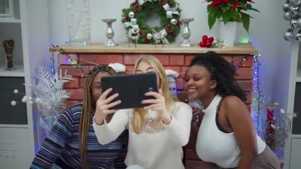 Χαμογελώντας Φίλους Από Διαφορετικές Ηπείρους Τραβώντας Βίντεο Selfie Δίπλα Στο — Αρχείο Βίντεο