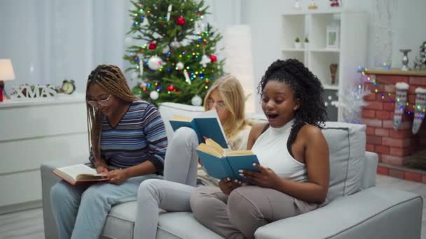Читаю Різдвяну Історію Дівчинка Темною Шкірою Показує Смішні Уривки Книжки — стокове відео