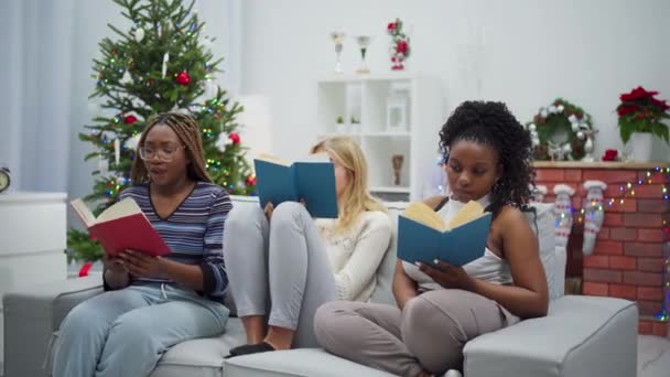 Чекаючи Вечір Родиною Друзями Дівчата Читали Книжки Африканка Європейка Разом — стокове відео