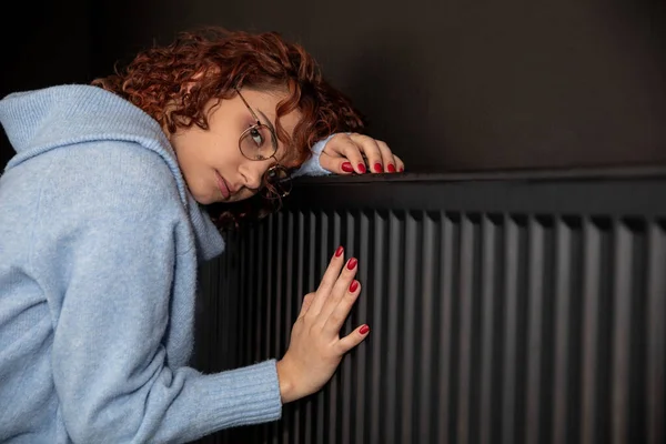 Během Zimního Období Špatného Ohřevu Dívka Objímá Chladič Ústřední Topení — Stock fotografie