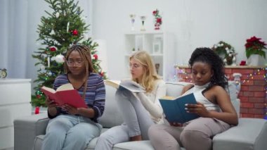 Kızlar, ailesi ve arkadaşlarıyla bir akşam geçirmek için beklerken kitap okurlar. Noel günü Afrikalı bir kadın ve Avrupalı bir kadın birlikte..