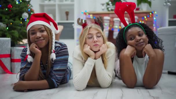 Drie Vrienden Uit Afrika Europa Internationale Wereld Van Kerstmis Meisjes — Stockvideo