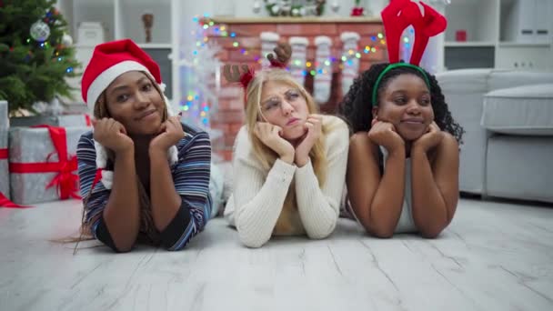 異なる民族の背景を持つ仲間の女性が一緒にクリスマスを過ごす 国籍を超えた友情 — ストック動画