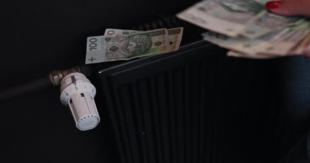 暖房費の増加 ラジエーターに書かれた紙幣 暖房費に係る家計予算 — ストック動画